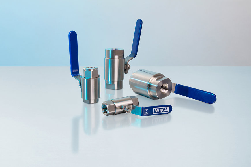 Compact ball valve also for heavy-duty applications
